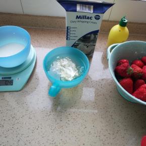 准备草莓慕斯糊，吉利丁凉水泡软，草莓洗净