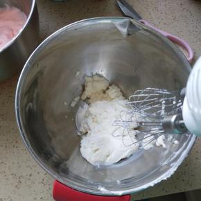 室温软化好的奶油奶酪打蛋器打到细腻