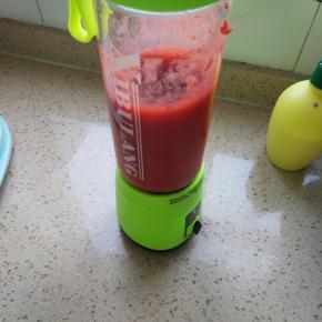 取120克草莓料理机打碎加入奶油奶酪糊中搅拌均匀