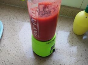 取120克草莓料理机打碎加入奶油奶酪糊中搅拌均匀
