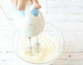 淡奶油加糖打到浓稠可以流动的状态