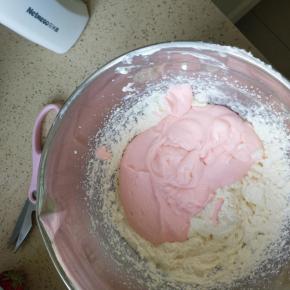 倒入草莓糊，两者搅拌均匀，吉利丁隔热水融化，倒入慕斯糊中