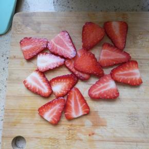 草莓切成薄片，因为模具是球形的，为了让草莓与模具贴合的紧一点我切成了薄片