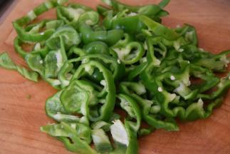 青椒去蒂去籽切圈