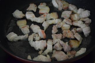 起锅热油，放入猪肉煎出油