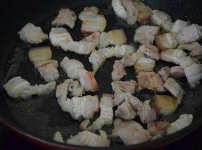 起锅热油，放入猪肉煎出油