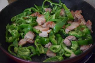 倒入青椒，加入少许清水大火翻炒至青椒变软