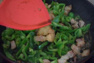 加入生抽和豆豉翻炒两三分钟