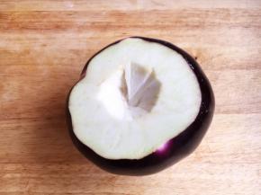 切去茄子的蒂。