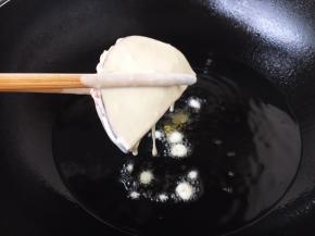 当油温7、8成热时放入茄子。