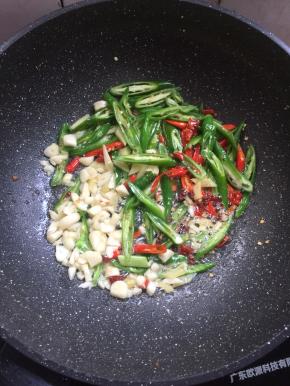 用刚刚煸炒肥肠的油，放入生姜，蒜瓣，干辣椒，花椒，青尖椒和红尖椒爆香。