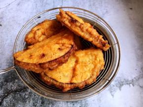 炸好的茄盒放在笊篱里沥一下油即可食用。