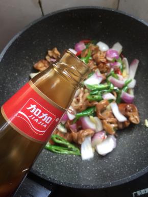 放入两勺蚝油。