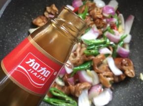 放入两勺蚝油。