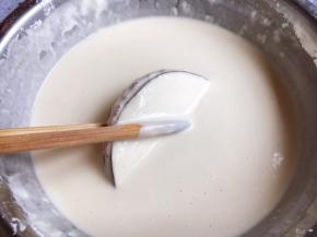 让茄子均匀蘸满面糊。