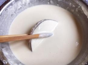 让茄子均匀蘸满面糊。