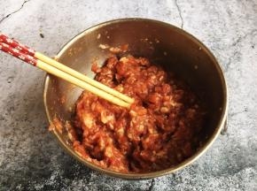 将调料和肉靡搅打均匀。