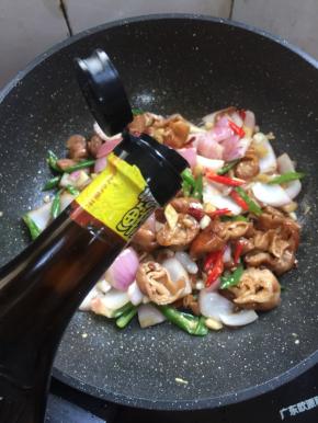 放入一勺味极鲜酱油。