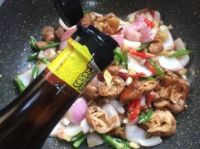 放入一勺味极鲜酱油。