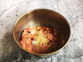 猪肉肉靡里放半个鸡蛋、少许白胡椒粉、少许生姜粉、1勺料酒、1勺蚝油、1勺生抽、适量的盐。