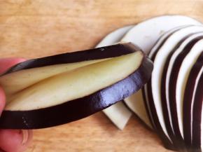 将茄子切成连刀片，每片约5mm左右。