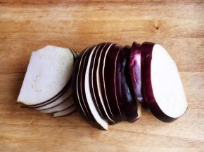 切好连刀片的茄子备用。