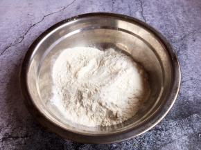 将普通面粉200g与淀粉40g的淀粉混合在一起。