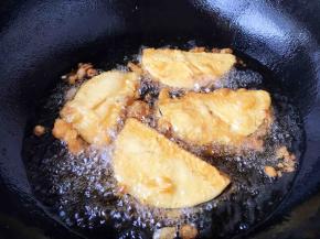 将两面都煎至金黄色。