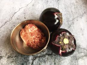 准备好主要食材，圆茄子和猪肉肉靡。