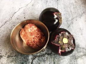 准备好主要食材，圆茄子和猪肉肉靡。