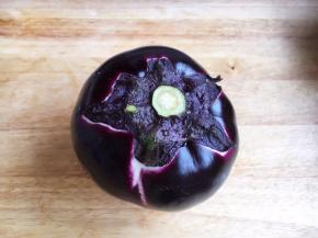 将圆茄子洗干净，擦干水分。