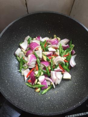 放入洋葱翻炒均匀。