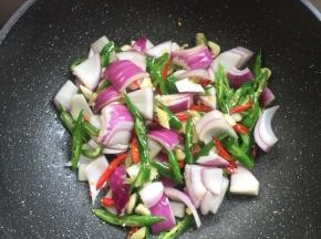 放入洋葱翻炒均匀。