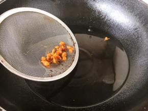 将多余的面糊用笊篱捞出后再炸下一锅茄盒。