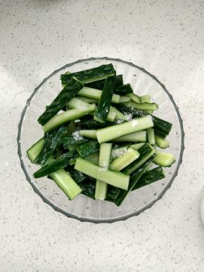 撒入12克盐，中间翻拌2~3次。腌3小时。