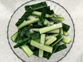 撒入12克盐，中间翻拌2~3次。腌3小时。