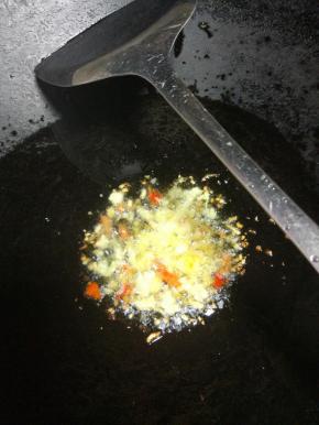 热锅凉油，放入蒜头，辣椒炒香。