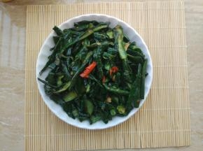 放入青瓜皮翻拌均匀，出锅前淋酱油，翻匀即可出锅。