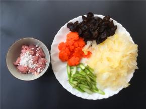 将瘦肉洗净切片；胡萝卜、芦笋切片；黑木耳加适量淀粉搓洗净；银耳撕成小块。