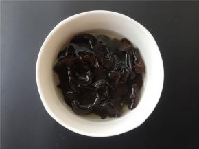 将黑木耳提前1小时泡发。