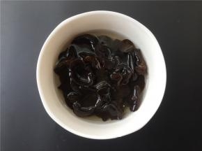 将黑木耳提前1小时泡发。