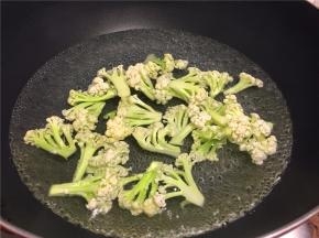 将花菜焯水1分钟后捞出沥干水份备用。