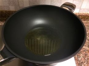 热锅倒油烧至八成热。