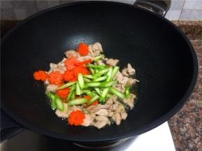 放入胡萝卜片和芦笋翻炒20秒。