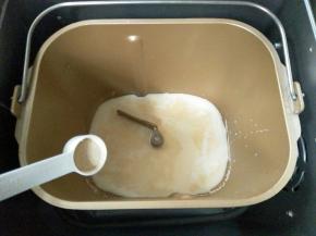 牛奶，清水混合，放入酵母，静置几分钟，加入蛋液，然后加入高粉细砂粉，按揉面程序，10分钟，加入黄油，再揉5分钟，暂停