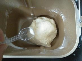 加入盐继续揉5分钟，一共揉了20分钟，揉到8分发，不用出手膜