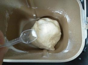 加入盐继续揉5分钟，一共揉了20分钟，揉到8分发，不用出手膜