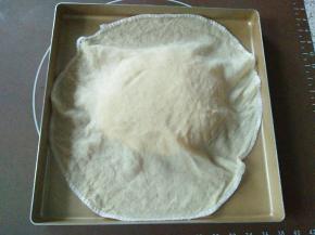 放入盘子，盖上温布，室温发酵1小时，再放入冰箱冷藏发酵12小时，或隔夜