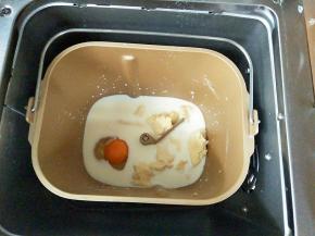 取50克日式甜老面，撕成小块放入牛奶中