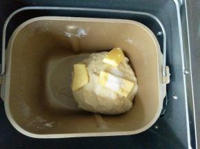 揉到扩展状态，加入黄油与盐，继续揉10分钟